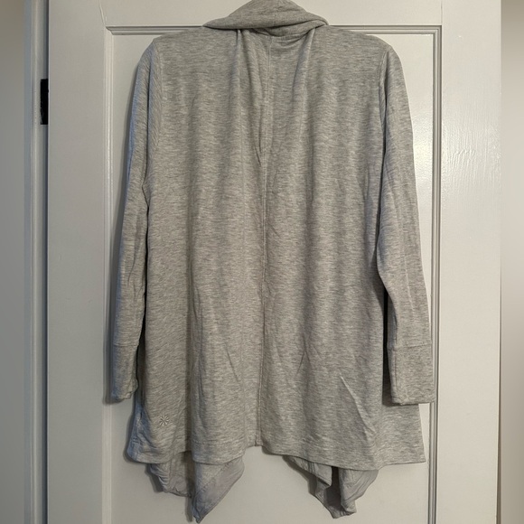 PRANAYAMA RESTORE WRAP and MOMENTUM SEAMLESS TANK set - Picture 7 of 11